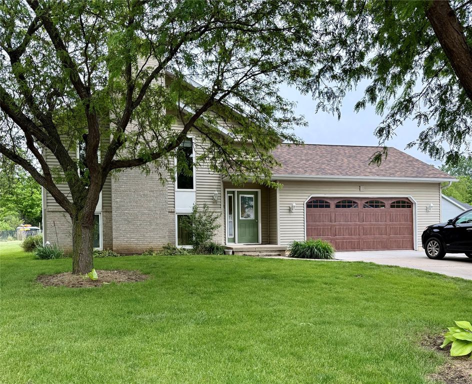 355 Wolf Valley Road, Hiawatha, IA 52233