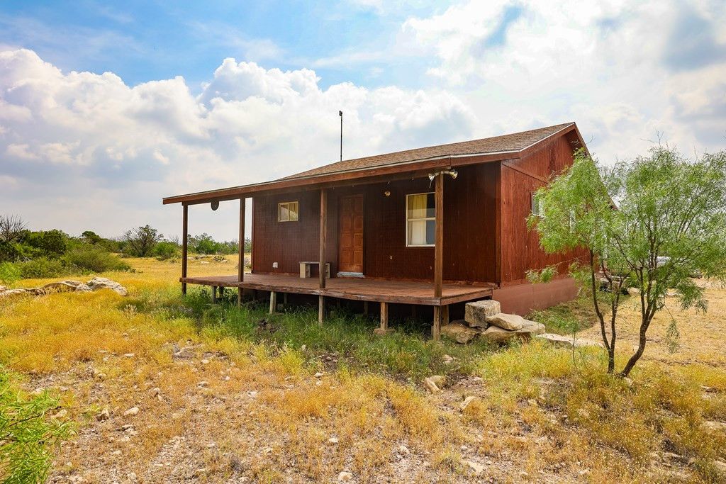 Image 3 of property listing at 205 Short Road, Ozona, TX 76943