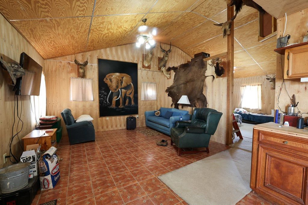 Image 4 of property listing at 205 Short Road, Ozona, TX 76943