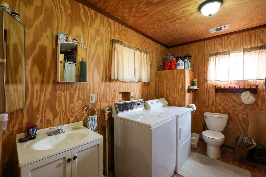 Image 7 of property listing at 205 Short Road, Ozona, TX 76943