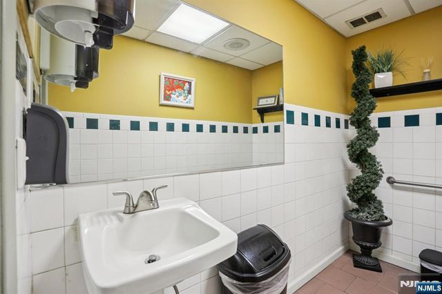 17-15 Broadway, Fair Lawn, NJ 07410