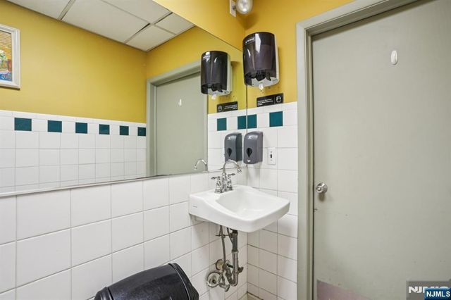 17-15 Broadway, Fair Lawn, NJ 07410