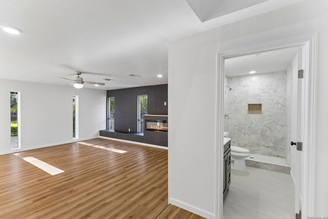 1422 E Sunshine Dr, San Antonio, TX 78228