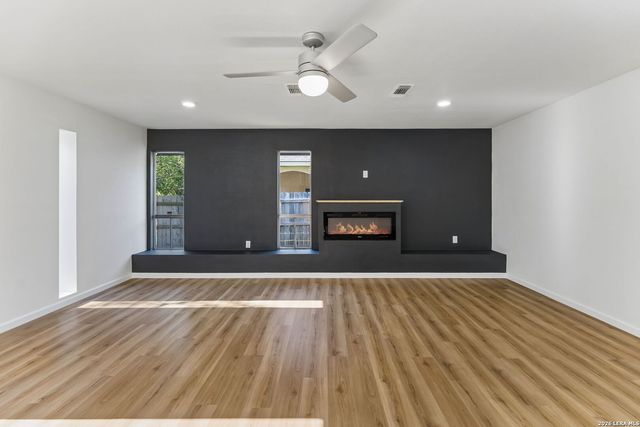 1422 E Sunshine Dr, San Antonio, TX 78228