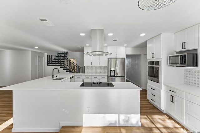 1422 E Sunshine Dr, San Antonio, TX 78228