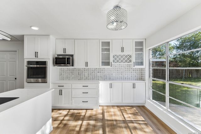1422 E Sunshine Dr, San Antonio, TX 78228