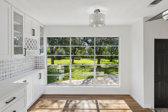 1422 E Sunshine Dr, San Antonio, TX 78228