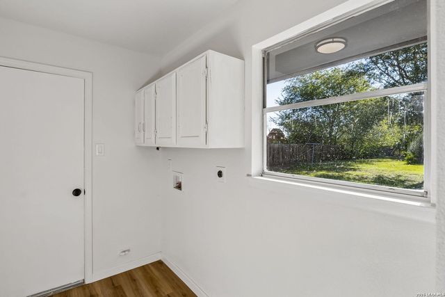 1422 E Sunshine Dr, San Antonio, TX 78228