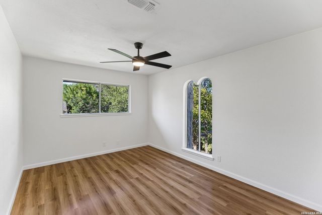 1422 E Sunshine Dr, San Antonio, TX 78228