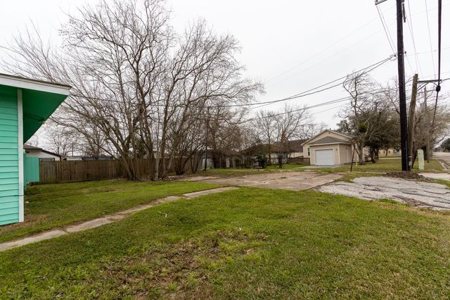 629 13th Avenue N, Texas City, TX 77590