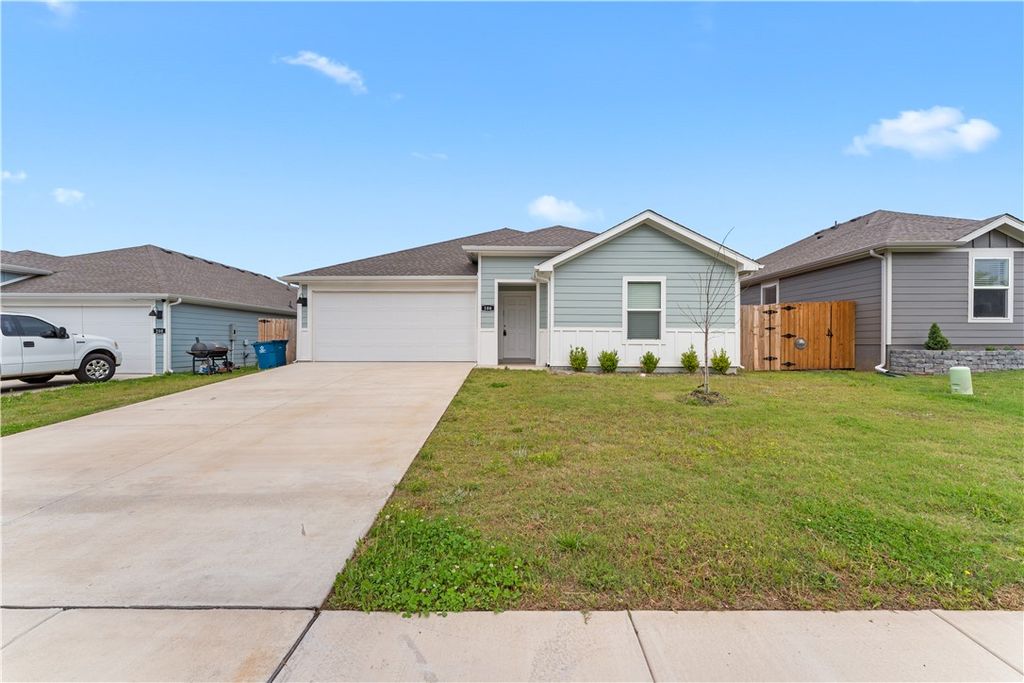 106 NW Pinwheel Street, Gentry, AR 72734