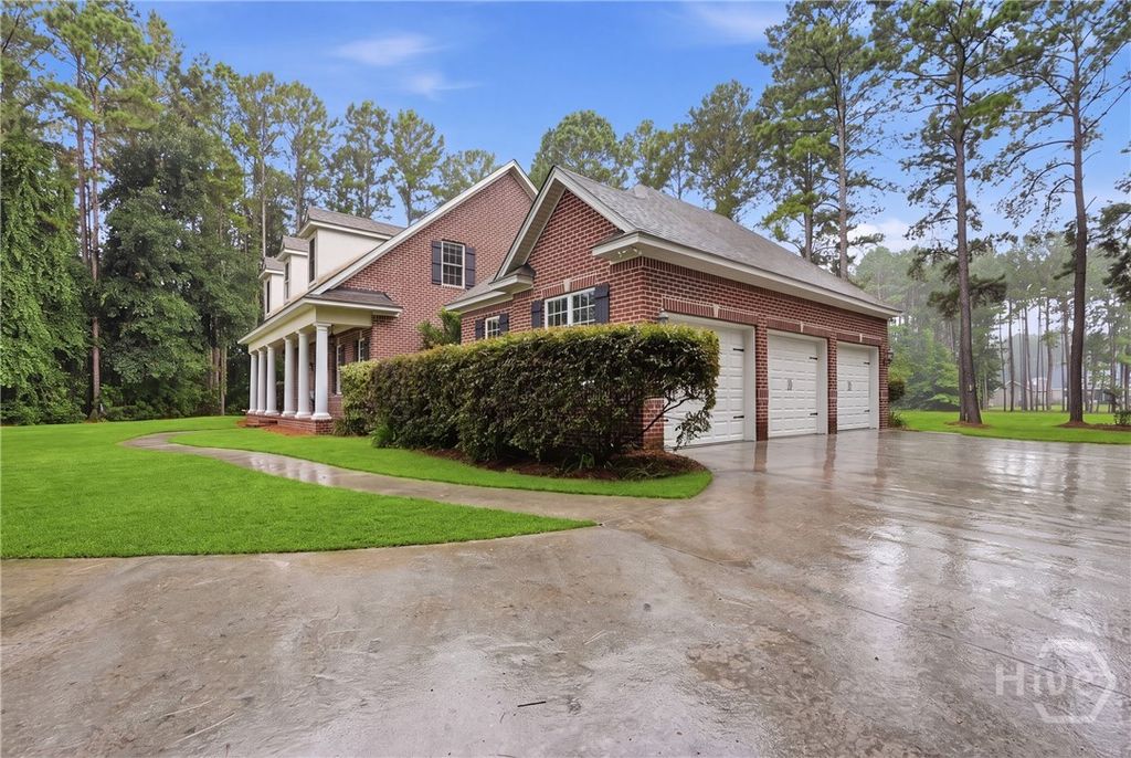 Image 5 of property listing at 190 Abercorn Lane, Richmond Hill, GA 31324