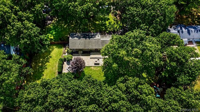9 Pleasant View Road, Ridge, NY 11961