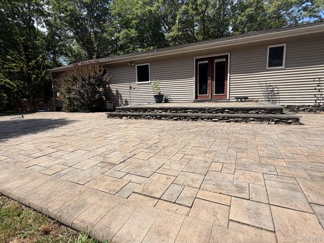 9 Pleasant View Road, Ridge, NY 11961