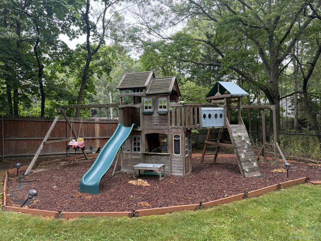 9 Pleasant View Road, Ridge, NY 11961