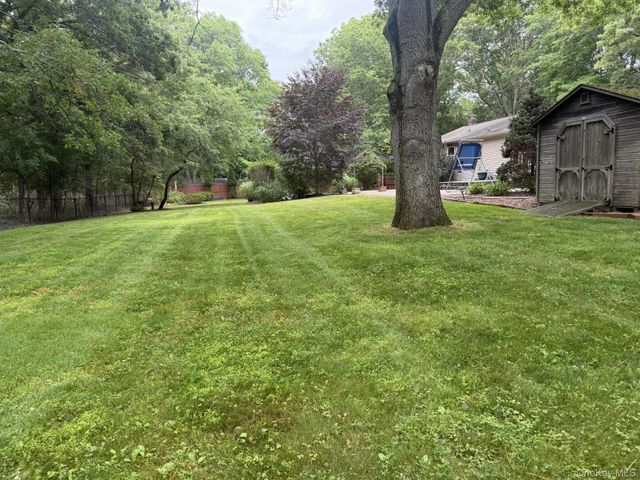 9 Pleasant View Road, Ridge, NY 11961