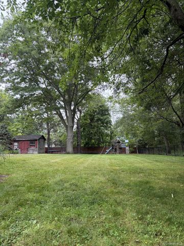 9 Pleasant View Road, Ridge, NY 11961