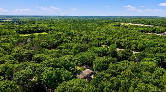 9 Pleasant View Road, Ridge, NY 11961