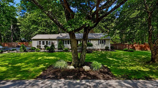 9 Pleasant View Road, Ridge, NY 11961