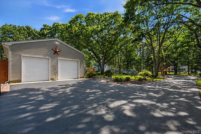 9 Pleasant View Road, Ridge, NY 11961