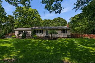 9 Pleasant View Road, Ridge, NY 11961