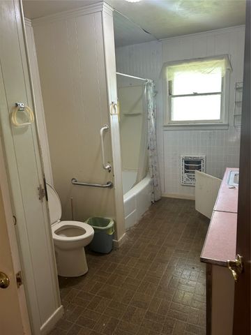 1015 W Hamilton, Olney, TX 76374