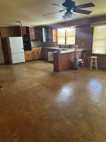 1015 W Hamilton, Olney, TX 76374