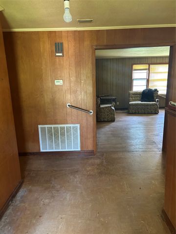 1015 W Hamilton, Olney, TX 76374