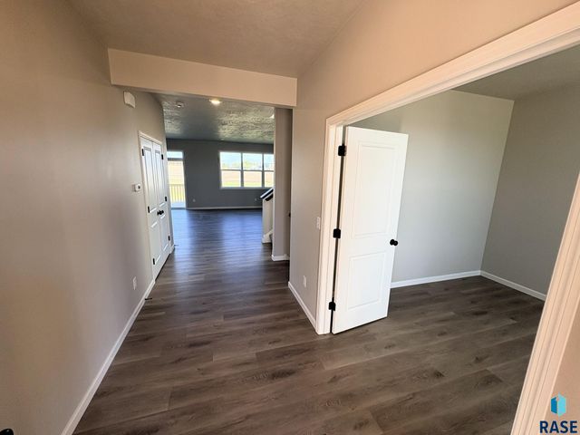 2916 S Copper Creek Ave Avenue, Sioux Falls, SD 57110