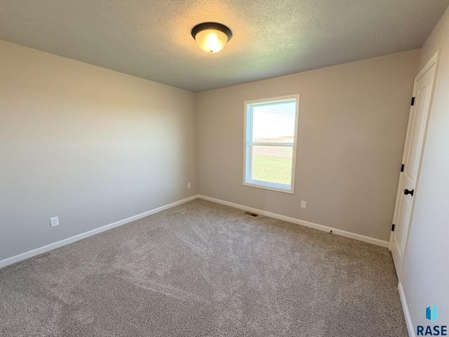 2916 S Copper Creek Ave Avenue, Sioux Falls, SD 57110