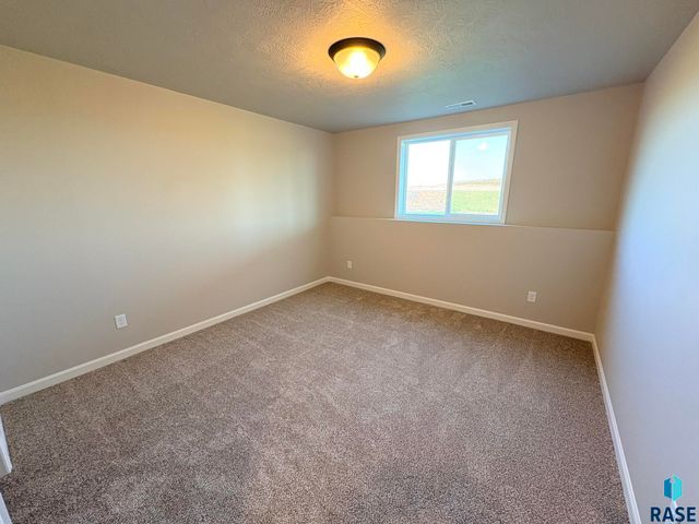 2916 S Copper Creek Ave Avenue, Sioux Falls, SD 57110