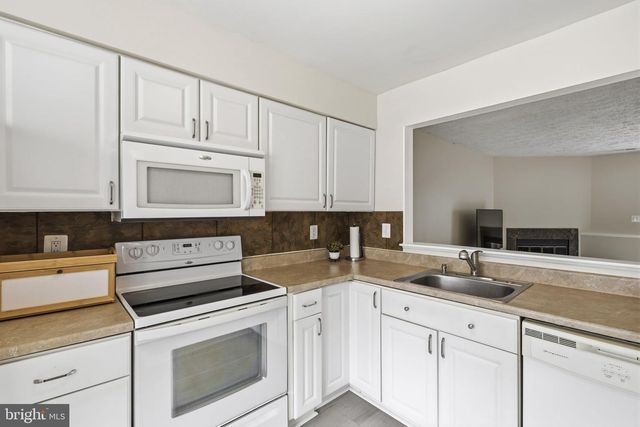 8 LONDON PERRY CT, Middle River, MD 21220