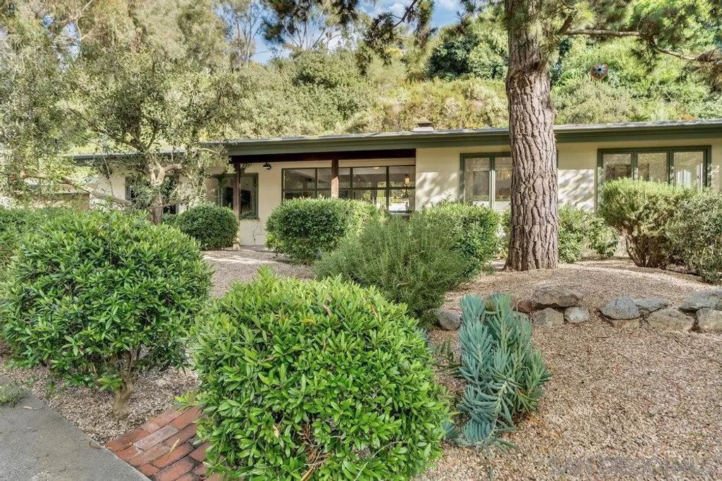 Image 2 of property listing at 15035 El Camino Real, Del Mar, CA 92014