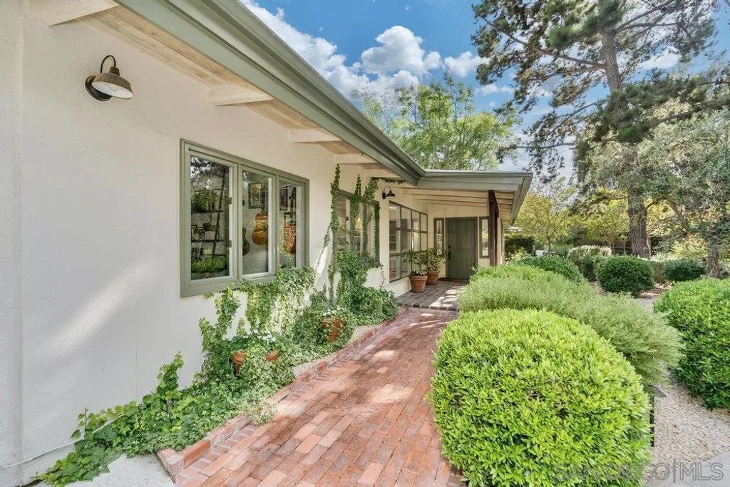 Image 3 of property listing at 15035 El Camino Real, Del Mar, CA 92014