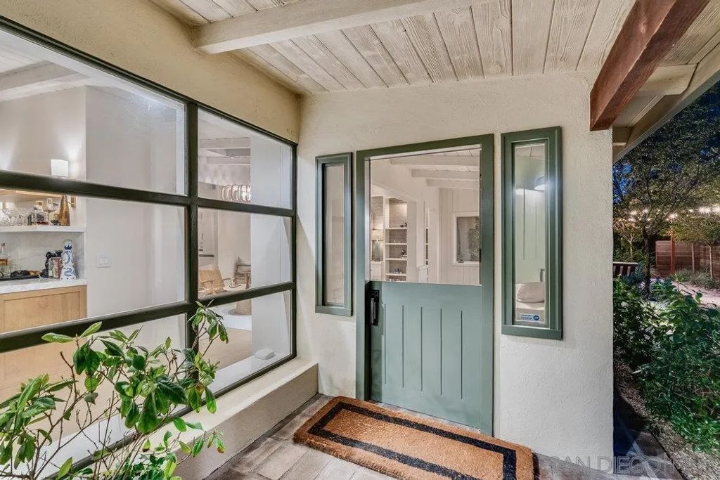 Image 4 of property listing at 15035 El Camino Real, Del Mar, CA 92014