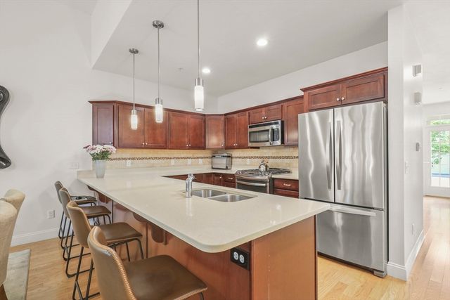21 Grey Hawk Dr 21, Mashpee, MA 02649