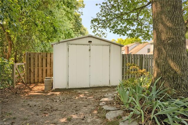 121 Gardenville DR, Yorktown, VA 23693