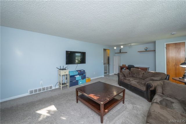 6463 Ward Rd, Wheatfield, NY 14132