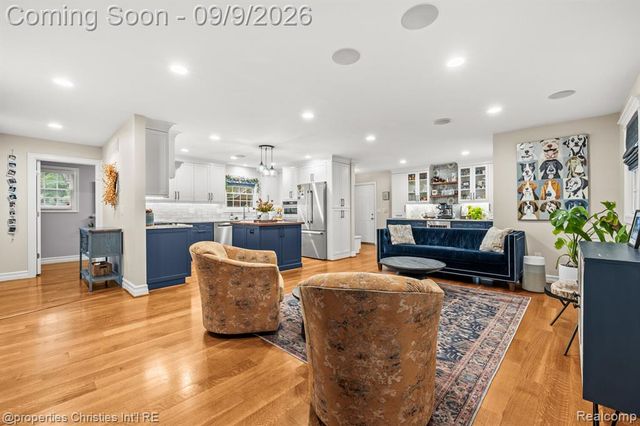 932 Roselawn Drive, Rochester, MI 48307