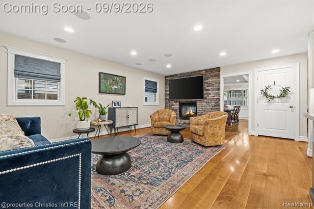 932 Roselawn Drive, Rochester, MI 48307