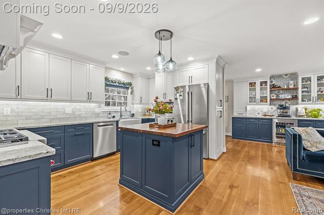 932 Roselawn Drive, Rochester, MI 48307