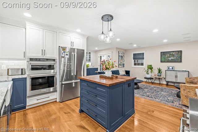 932 Roselawn Drive, Rochester, MI 48307