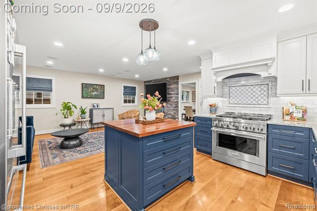 932 Roselawn Drive, Rochester, MI 48307