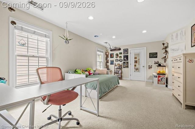 932 Roselawn Drive, Rochester, MI 48307