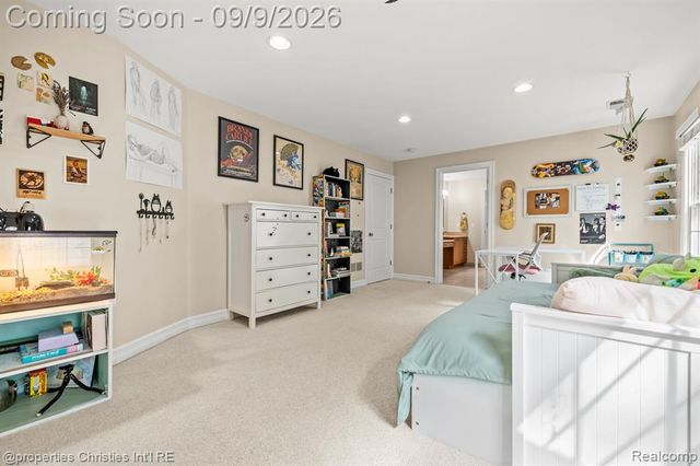 932 Roselawn Drive, Rochester, MI 48307