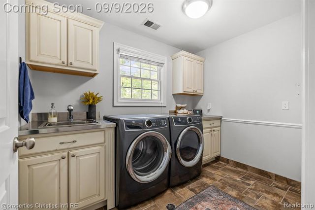 932 Roselawn Drive, Rochester, MI 48307