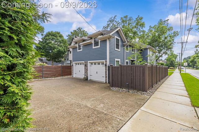932 Roselawn Drive, Rochester, MI 48307