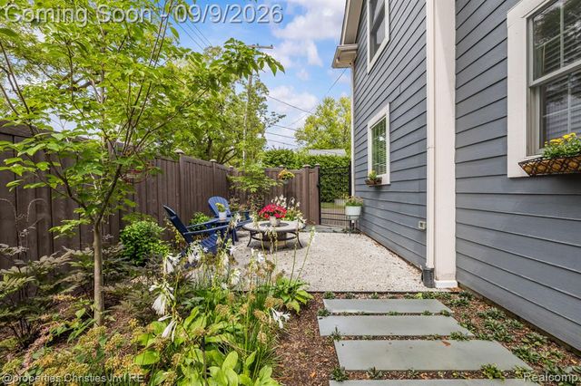 932 Roselawn Drive, Rochester, MI 48307