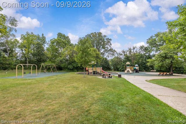 932 Roselawn Drive, Rochester, MI 48307