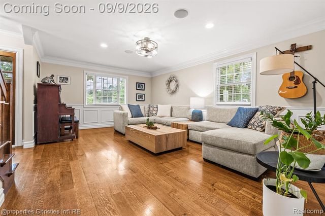 932 Roselawn Drive, Rochester, MI 48307
